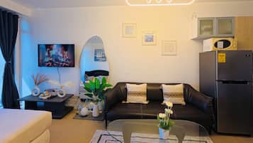 Comfort Condo, City View | Living area