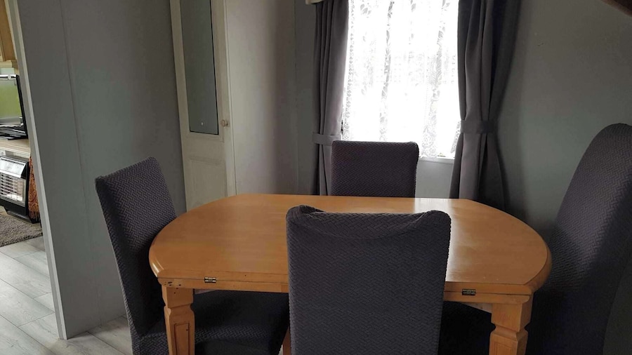 2 Bed-sleeps 4-free Parking-pet Friendly