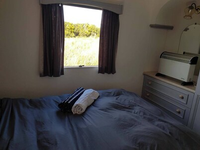 2 Bed-sleeps 4-free Parking-pet Friendly