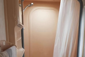 Ensemble douche/baignoire, baignoire relaxante profonde, sèche-cheveux