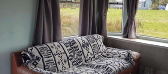 2 Bed-sleeps 4-free Parking-pet Friendly