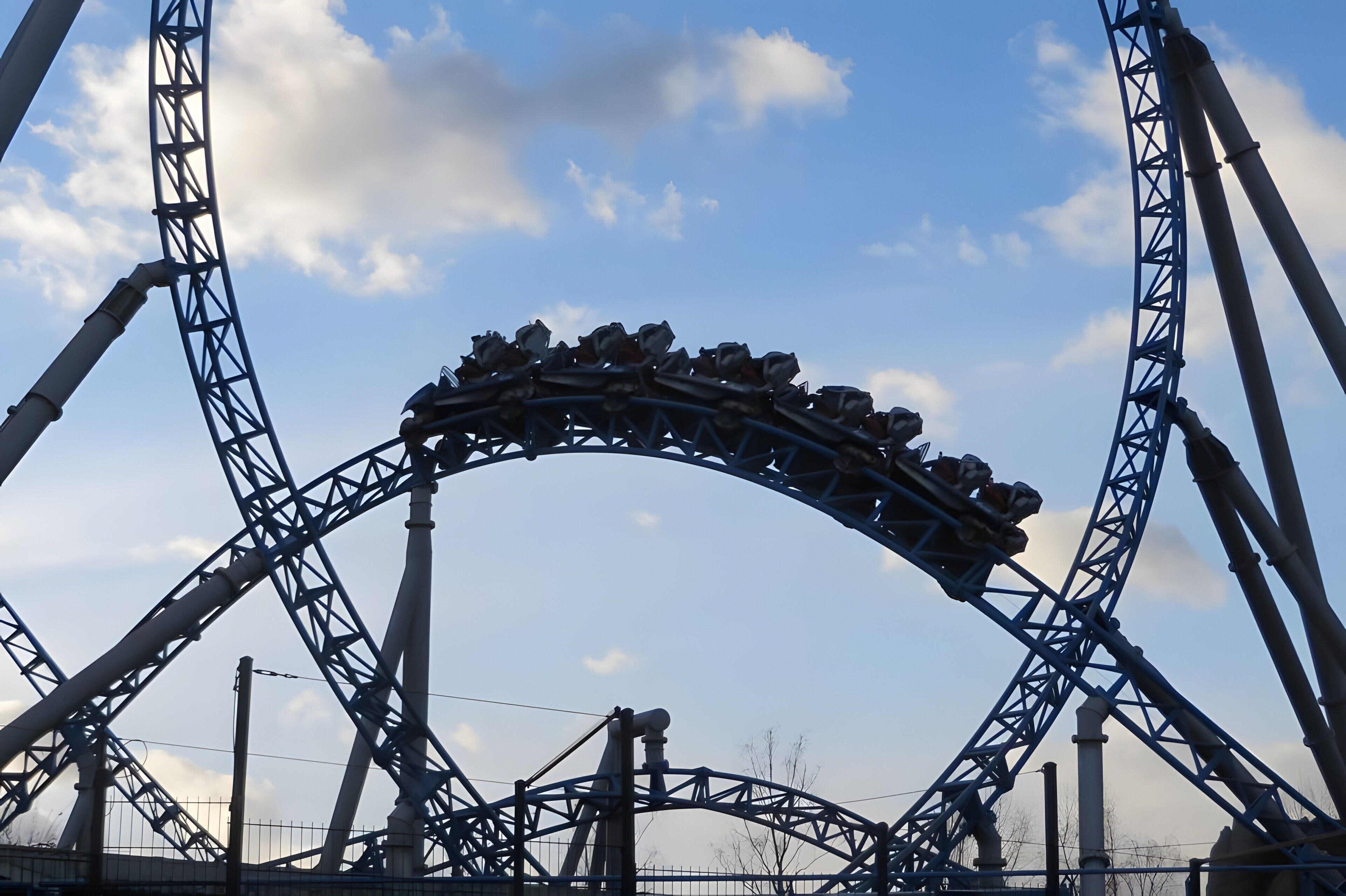 Una montaña rusa con estructura de arco de acero y múltiples soportes.