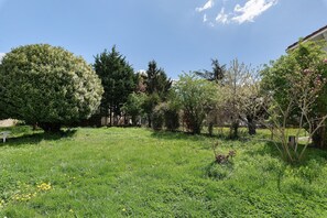 Property grounds - Apartment 'Maison Grenoblois' with Balcony (Eybens)
