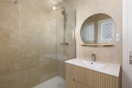 Shower. Apartment 'Maison Grenoblois' with Balcony