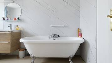 Douche, sèche-cheveux, serviettes fournies