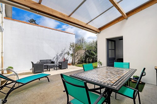 Guest Room "Les Passiflores" with Shared Terrace, Shared Garden and Wi-Fi
