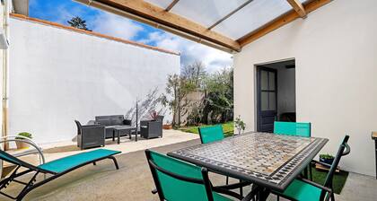 Guest Room "Les Passiflores" with Shared Terrace, Shared Garden and Wi-Fi