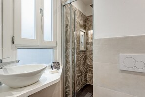 Shower, hair dryer, bidet, towels - Modern and cozy apartment, freshly renewed!. It features 2 fully equipped bathrooms with shower, WC, and bidet. The kitchen is brand new and fully equipped with an oven and microwave. The property includes 4 air conditioning and heating units, one in eac (Firenze)