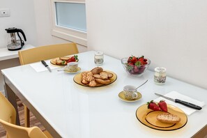 Dining - Modern and cozy apartment, freshly renewed!. It features 2 fully equipped bathrooms with shower, WC, and bidet. The kitchen is brand new and fully equipped with an oven and microwave. The property includes 4 air conditioning and heating units, one in eac (Firenze)