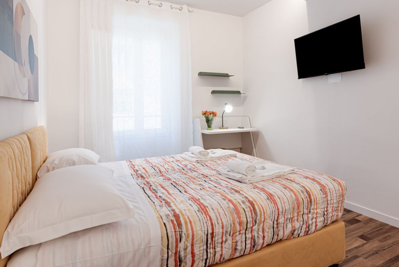 2 dormitorios, tabla de planchar con plancha, ropa de cama