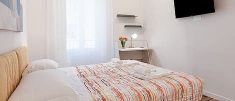 2 habitaciones, tabla de planchar con plancha y ropa de cama