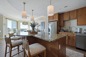 Microwave, dishwasher - Gateway Grand 804, coastal decor and elegance (Ocean City)