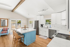 Microwave, dishwasher - Beautifully remodeled 3-bedroom home on 89th St. (Ocean City)