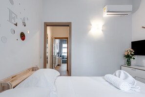 Tabla de planchar con plancha y ropa de cama 