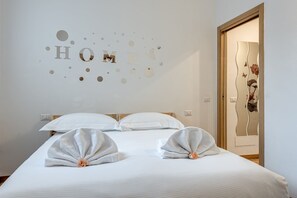 Iron/ironing board, bed sheets - Cozy apartment located just outside the historic center of Florence, ideal for up to 3 guests. It features a bedroom with a double bed and a comfortable single sofa bed. The living area is bright and includes a fully equipped kitchen, perfect for any nee (Firenze)