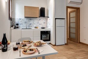 Fridge, microwave - Cozy apartment located just outside the historic center of Florence, ideal for up to 3 guests. It features a bedroom with a double bed and a comfortable single sofa bed. The living area is bright and includes a fully equipped kitchen, perfect for any nee (Firenze)