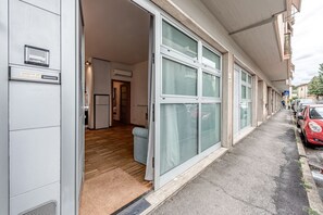 Exterior detail - Cozy apartment located just outside the historic center of Florence, ideal for up to 3 guests. It features a bedroom with a double bed and a comfortable single sofa bed. The living area is bright and includes a fully equipped kitchen, perfect for any nee (Firenze)