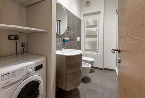 Shower, hair dryer, bidet, towels - Cozy apartment located just outside the historic center of Florence, ideal for up to 3 guests. It features a bedroom with a double bed and a comfortable single sofa bed. The living area is bright and includes a fully equipped kitchen, perfect for any nee (Firenze)