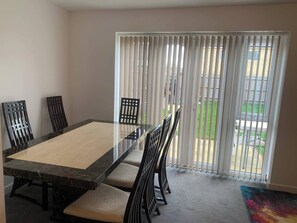Dining - House- Sleeps 6 & Free Parking (Grays)