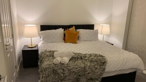 3 bedrooms, free WiFi, bed sheets - House- Sleeps 6 & Free Parking (Grays)