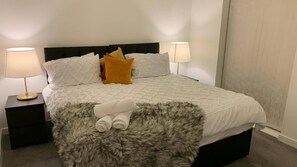 3 bedrooms, free WiFi, bed sheets - House- Sleeps 6 & Free Parking (Grays)