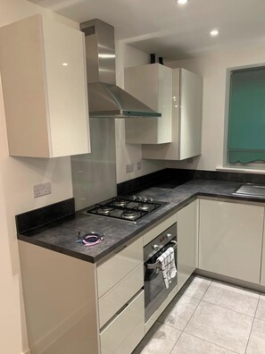 Fridge, microwave, oven, stovetop - House- Sleeps 6 & Free Parking (Grays)