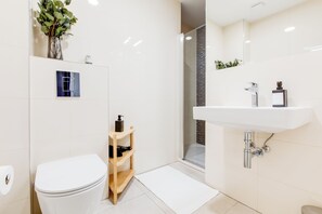 Shower, hair dryer, towels, soap - Modern Studio in Vibrant Praha, Charles Square, Old Town (Hlavní město Praha)