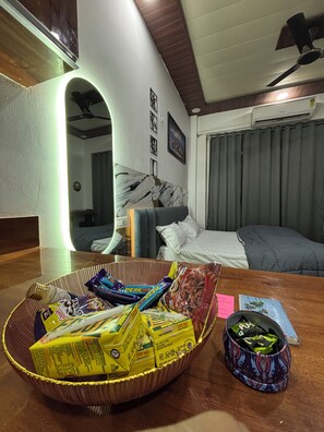1 bedroom, iron/ironing board, WiFi, bed sheets - Sunshine Stays, Gaur City Centre, Gr Noida West (Greater Noida)
