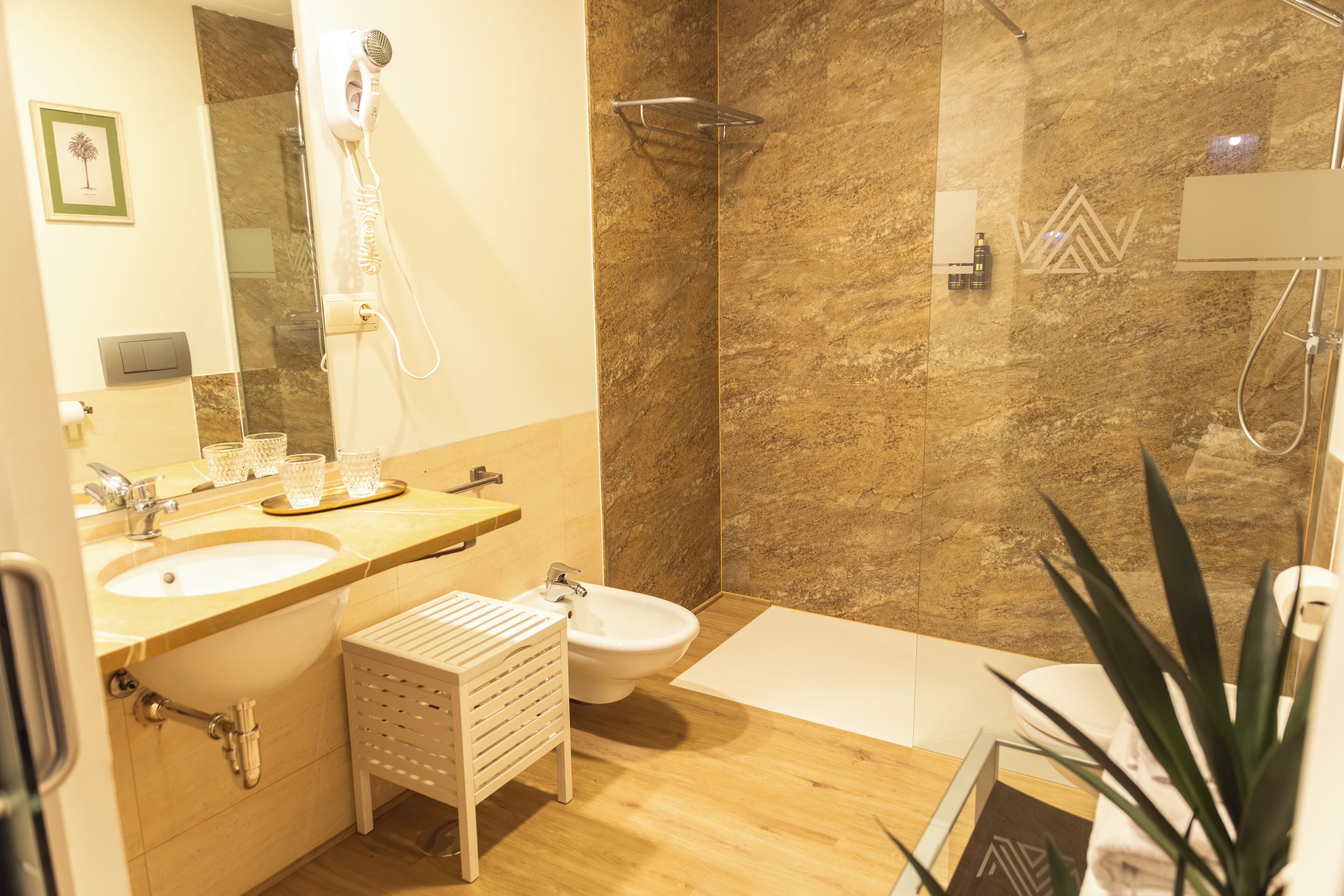 Un baño moderno con dos lavamanos, un bidé, un secador de pelo y una ducha.
