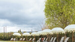 A swimming pool with lounge chairs and umbrellas. - Hotel Boutique Palacio del Moral (Ronda)