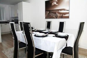 Dining - Near Dlr Station-family-sleeps 4-pets-parking (London)