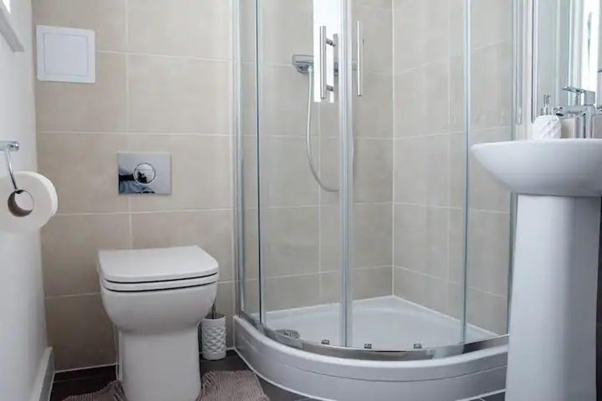 Douche, sèche-cheveux, serviettes fournies