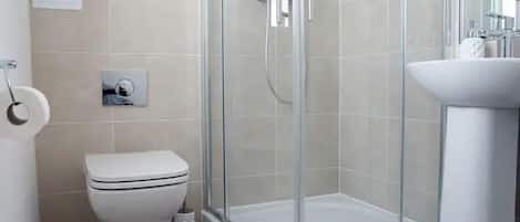 Douche, sèche-cheveux, serviettes fournies