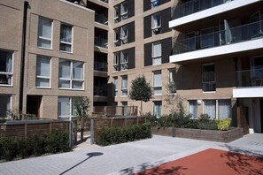 Exterior - Near Dlr Station-family-sleeps 4-pets-parking (London)