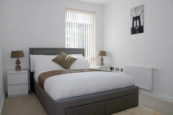 Near Dlr Station-family-sleeps 4-pets-parking - Greenwich