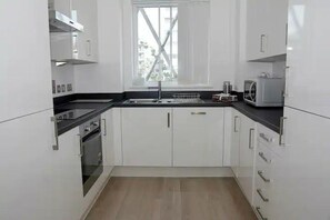 Fridge, microwave, oven, stovetop - Near Dlr Station-family-sleeps 4-pets-parking (London)