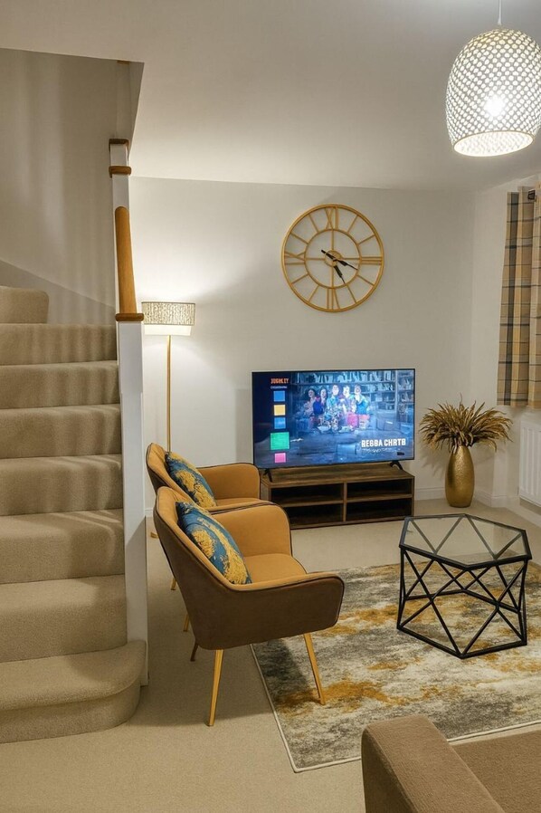 Living area - Runcorn Retreat - 3 Bedroom Cozy House (Warrington)