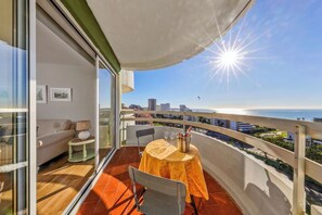 Outdoor dining - Sea Lovers House by Meditrust (Portimão)