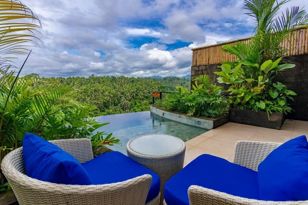 4 outdoor pools