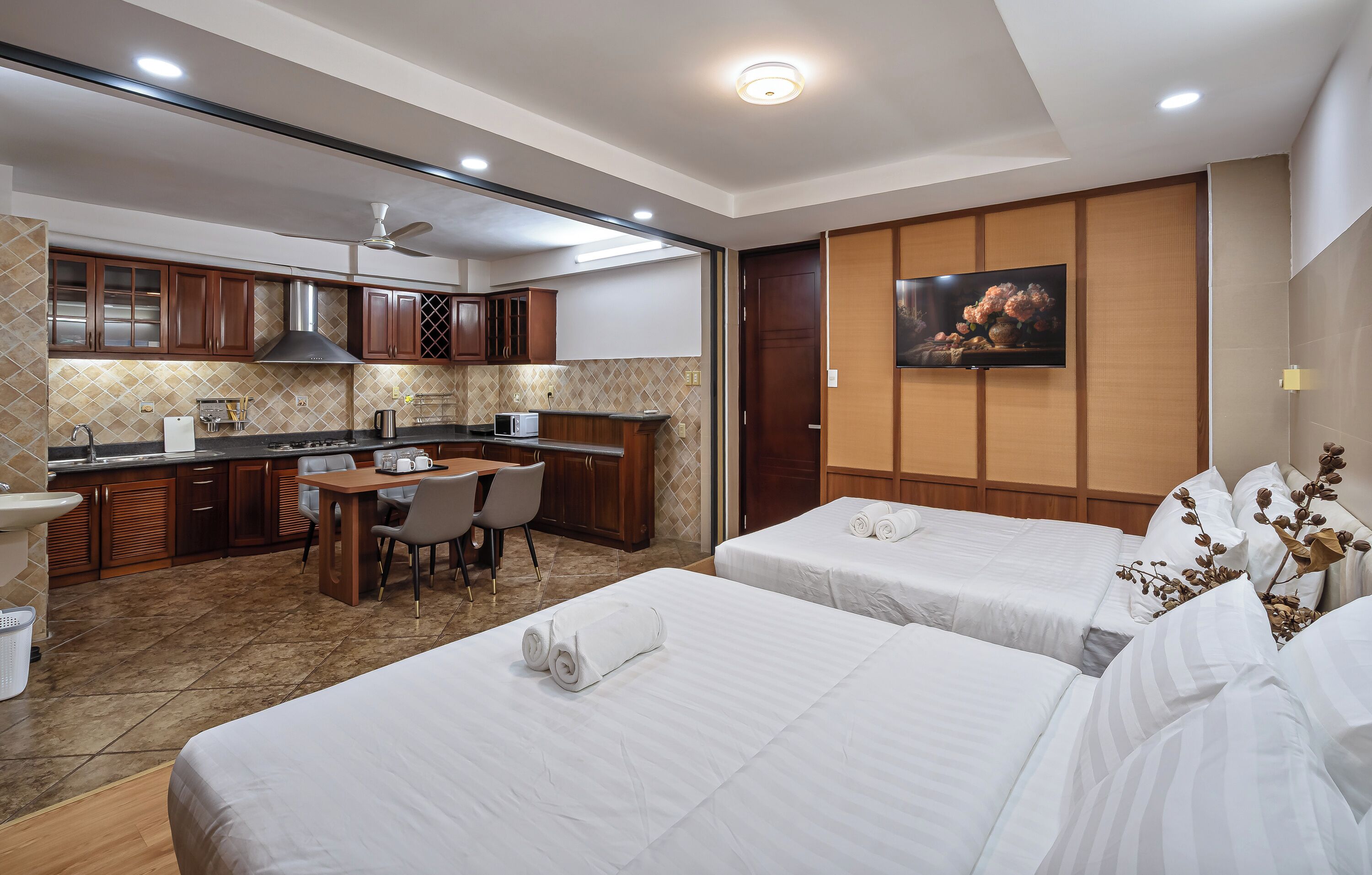Family Suite | Desk, iron/ironing board, free WiFi