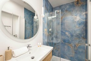 Doccia, asciugacapelli, asciugamani, shampoo