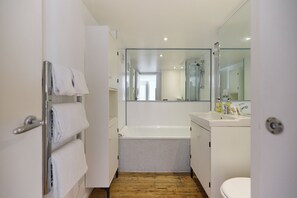 Apartment | Bathroom - St Gabriel's Loft Apartment (London)