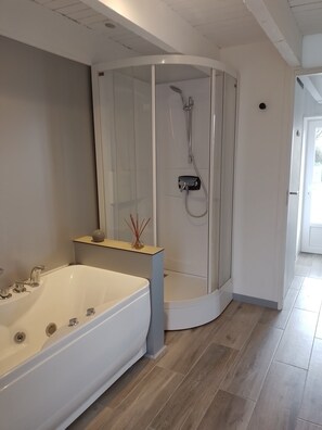 Jetted bath, hair dryer, towels, soap