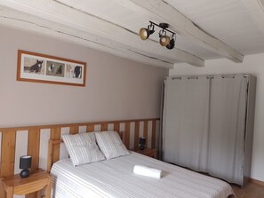 2 bedrooms, desk, free WiFi, bed sheets - Le nid de la clairière, renovated country house in a quiet, wooded hamlet (Heric)