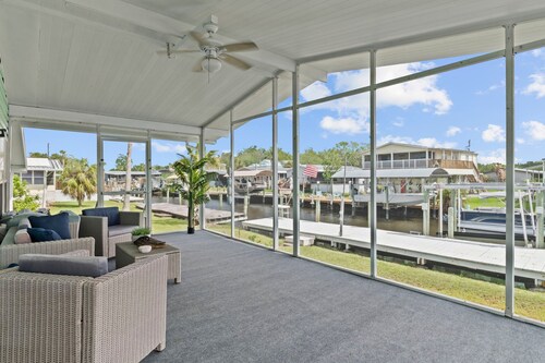 PRIME location!Waterfront River House w dock/lift
