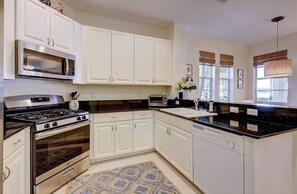 Private kitchen - Luxury Lakeview Condo in Resort Community: 3BR Retrea: 4 month minimum (Palm Beach Gardens)