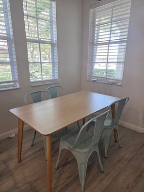 Dining - Luxury Lakeview Condo in Resort Community: 3BR Retrea: 4 month minimum (Palm Beach Gardens)