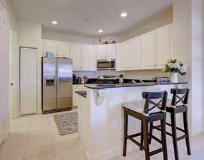 Private kitchen - Luxury Lakeview Condo in Resort Community: 3BR Retrea: 4 month minimum (Palm Beach Gardens)
