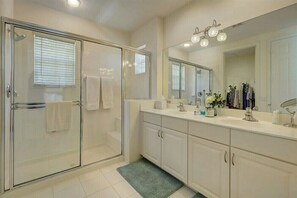 Hair dryer, towels, toilet paper - Luxury Lakeview Condo in Resort Community: 3BR Retrea: 4 month minimum (Palm Beach Gardens)
