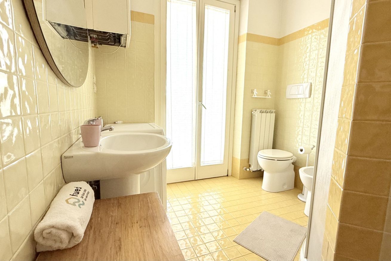 Douche, bidet, serviettes fournies